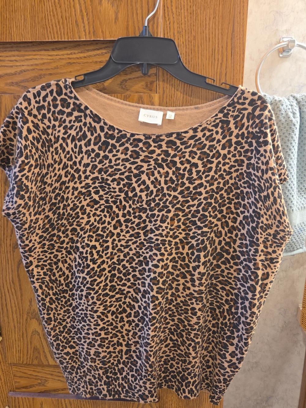 Cyrus Women's Leopard Print Short Sleeve Top - Tan/Black